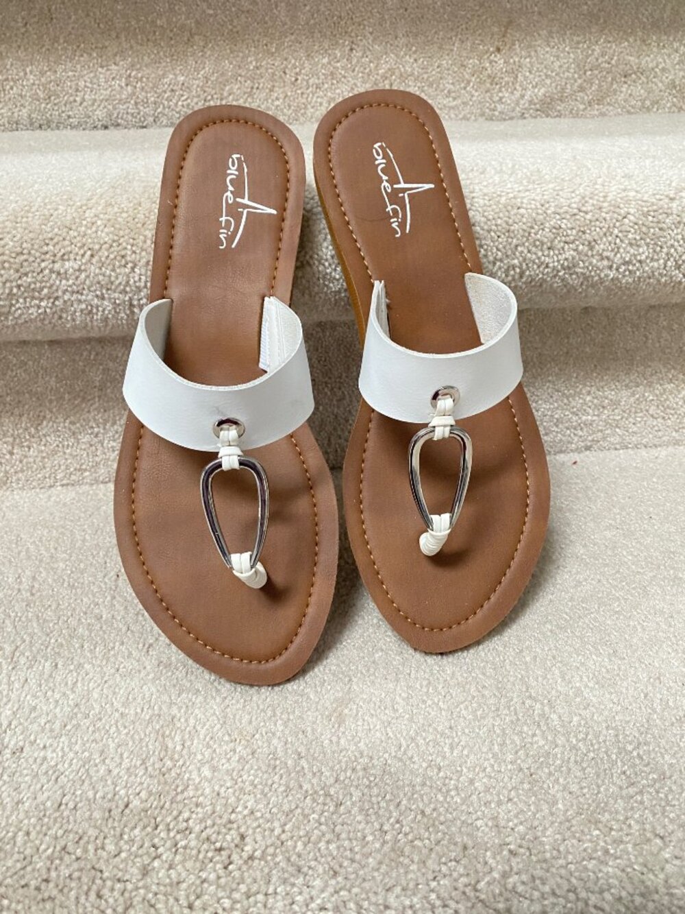Blue Fin Size 9 Flip Flop Women's Leather Sandal Items are New
